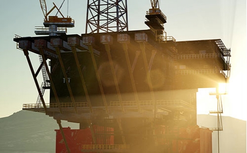 保養機器部件配件 油起到了很好的保養作用那么槽型托輥在保養的時候什么時候要換油什么時候 多少才適合    如果換油太少，槽型托輥的軸承就會提前報廢；如果換油過多，摩擦托輥就會陷入困境或長期危害動力線圈和卷線。那么槽型托輥托輥該如何維護呢？槽型托輥廠家為大家講解一下，希望對大家有所幫助：   決定什么時候潤滑以及什么時候停止注油的方式非常簡單：制定一個基礎線、制定觀察計劃表和注油的時候進行監測。